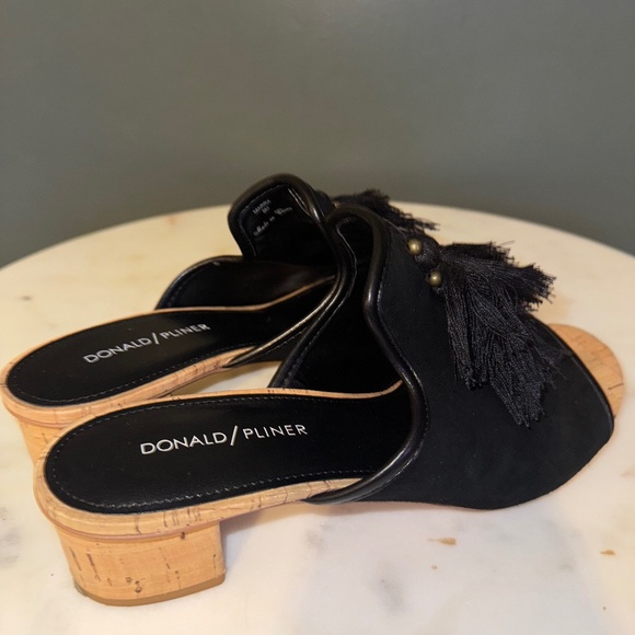 Donald / Pliner  | 9 | Black Sandal with Tassel - Picture 2 of 5